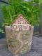 Blumenübertopf mit Haus und Pferd - Anna Kirsche - Ton-Keramik auf - Botanik-Garten - Blumenübertopf mit Haus und Pferd - Anna Kirsche - Ton-Keramik auf - Botanik-Garten -
